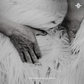 Každé práce na kašmírovém produktu začíná rukama. S láskou a péčí. 🧶🌿 V Nepálu, kde tradice a řemeslo zpracování kašmíru...